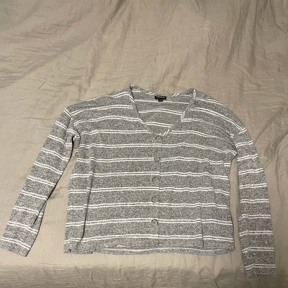 Torrid Long Sleeved Gray Cropped Button Up Size 00